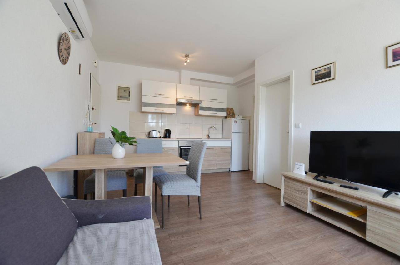 Aleksandra Apartment *